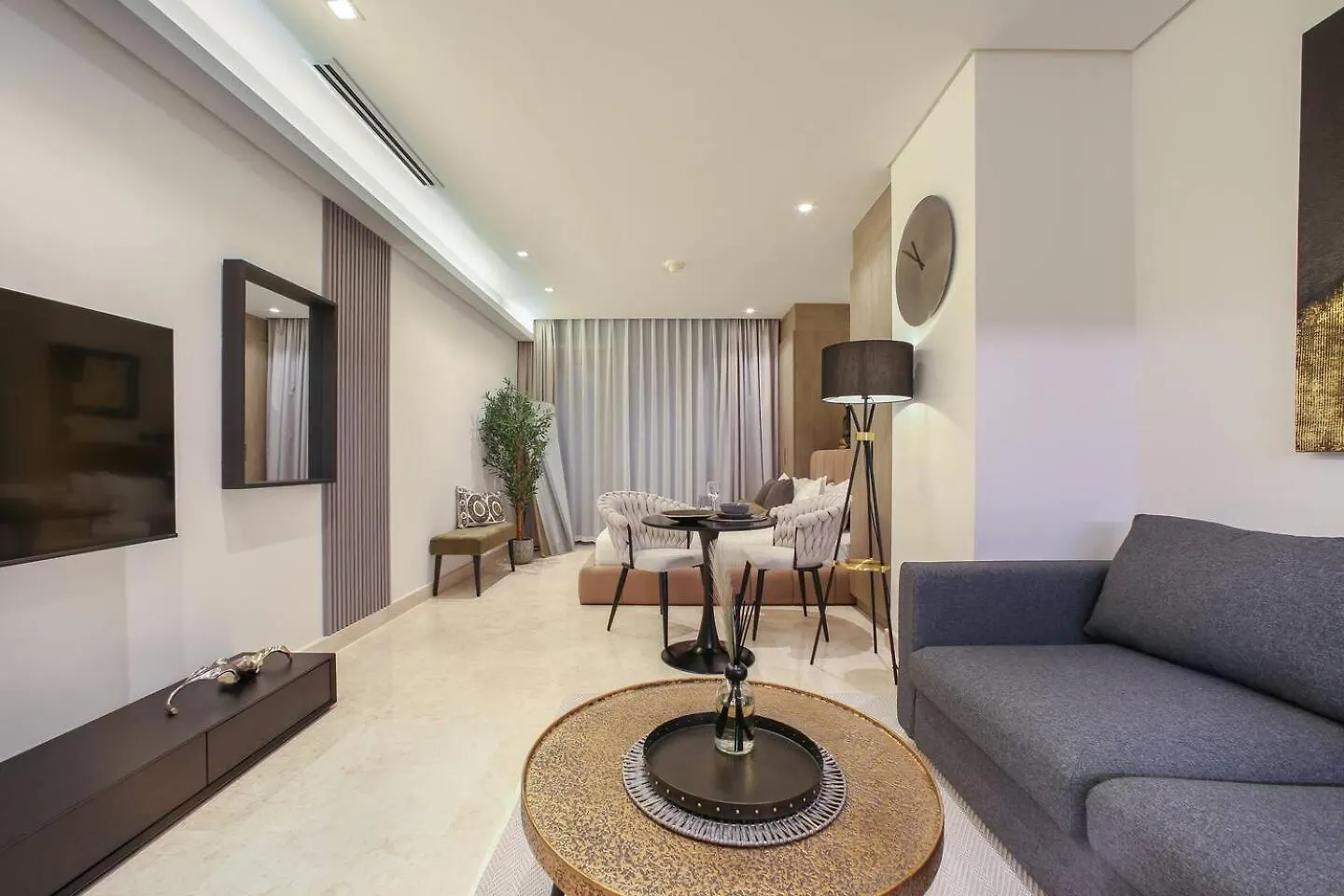 Apartment Voguish Studio! Walk To Burj Khalifasleeps 3! Dubai