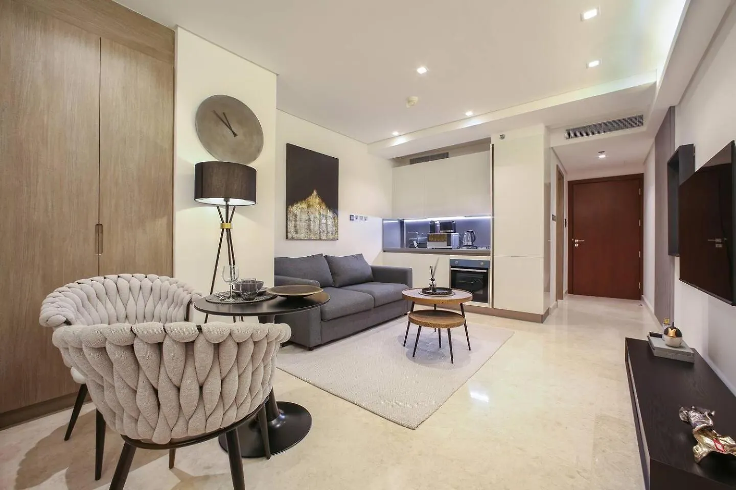 Voguish Studio! Walk To Burj Khalifasleeps 3! Dubai Apartment