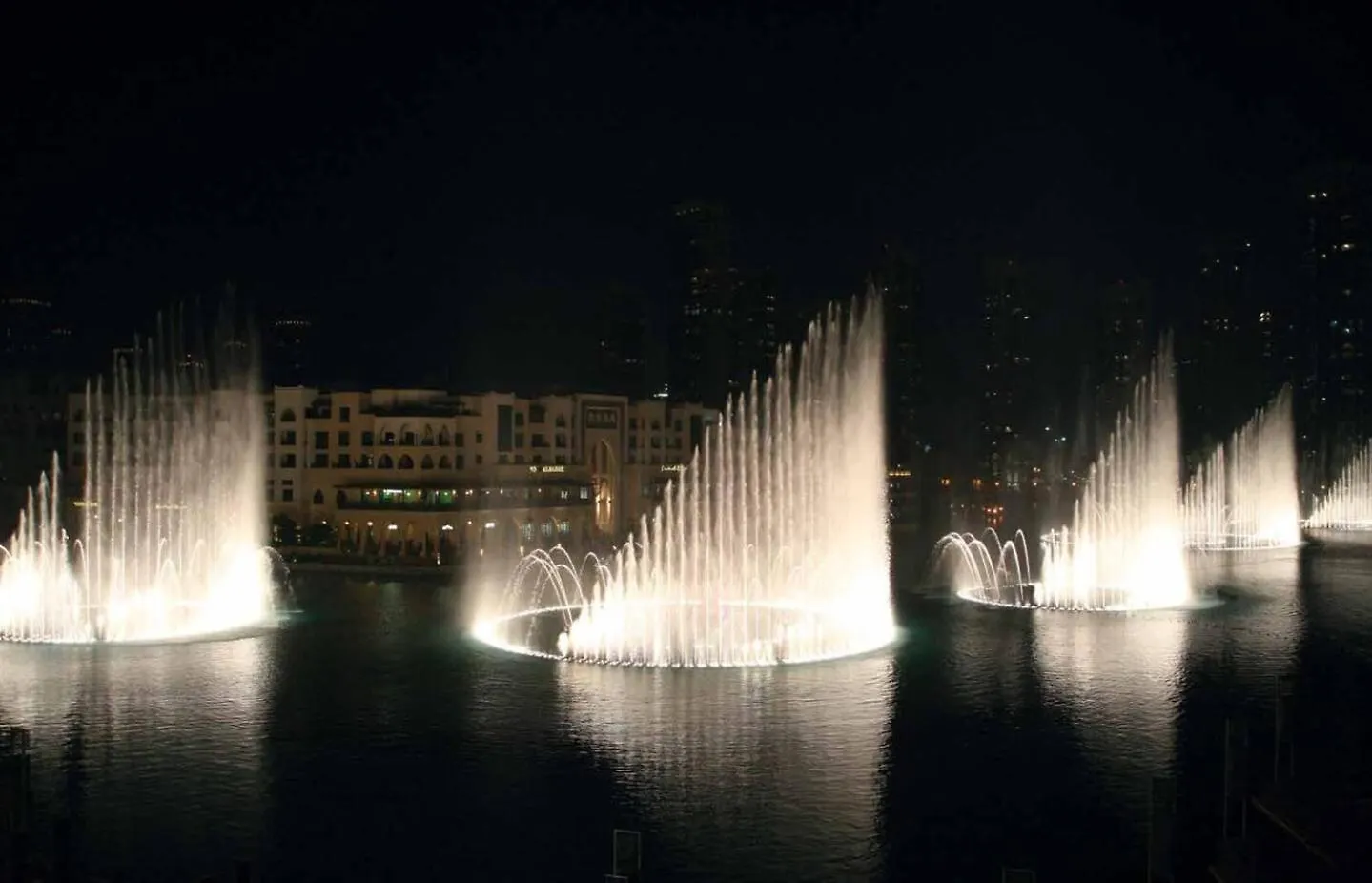 Apartment Voguish Studio! Walk To Burj Khalifasleeps 3! Dubai