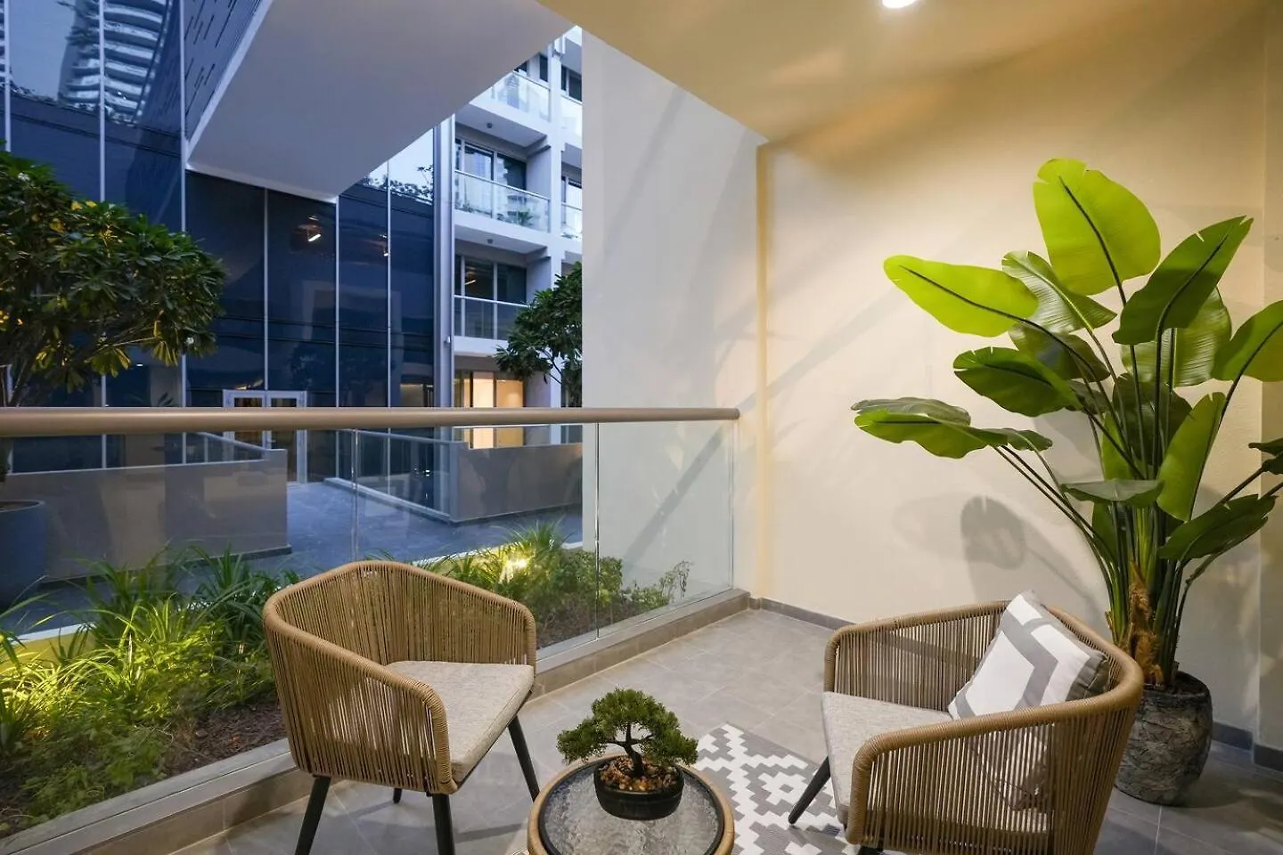 Apartment Voguish Studio! Walk To Burj Khalifasleeps 3! Dubai