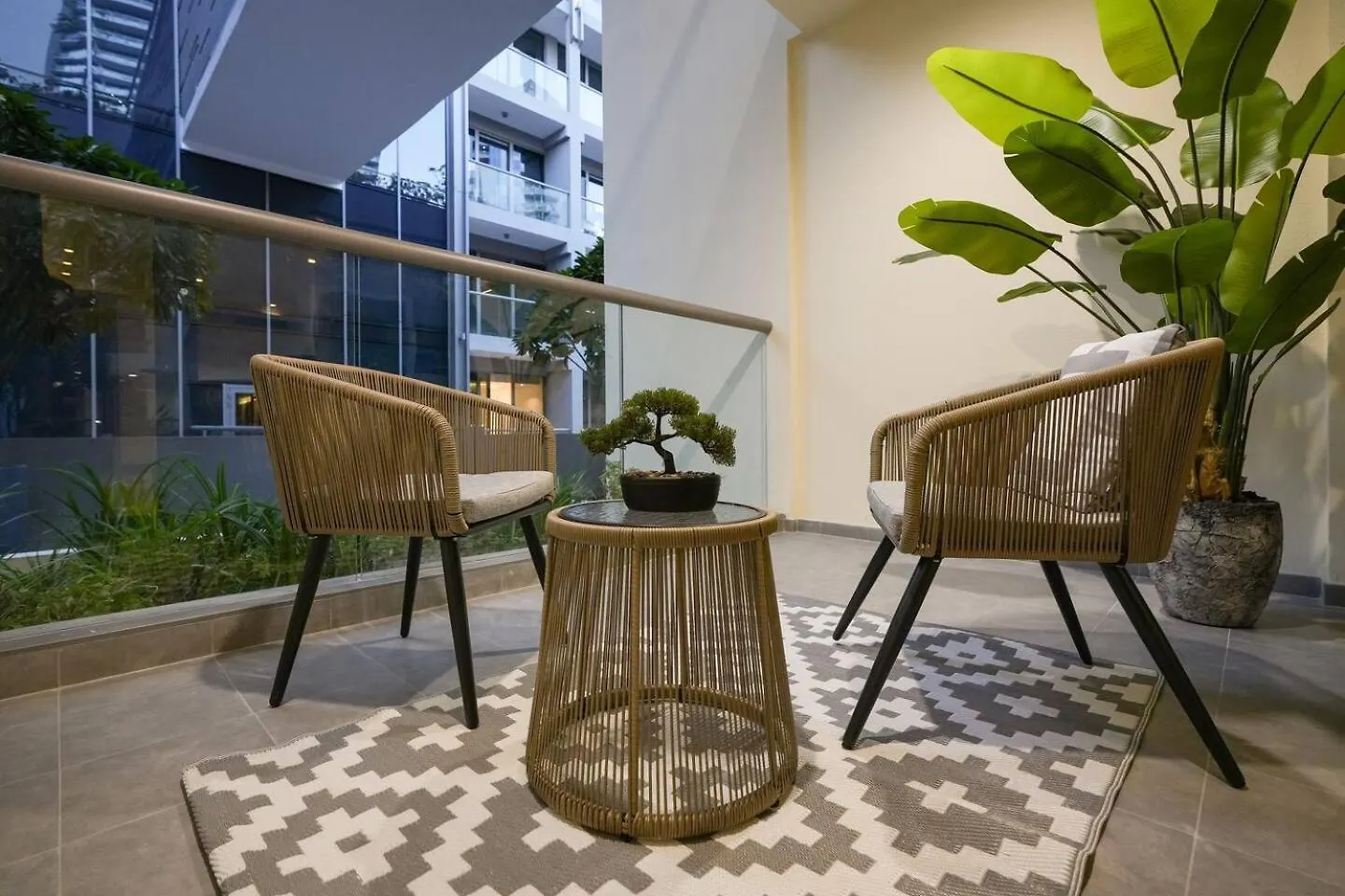Voguish Studio! Walk To Burj Khalifasleeps 3! Dubai Apartment