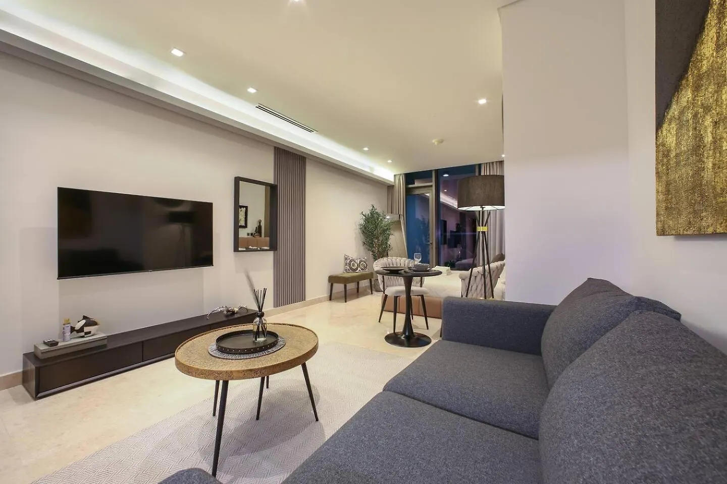 Voguish Studio! Walk To Burj Khalifasleeps 3! Dubai Apartment
