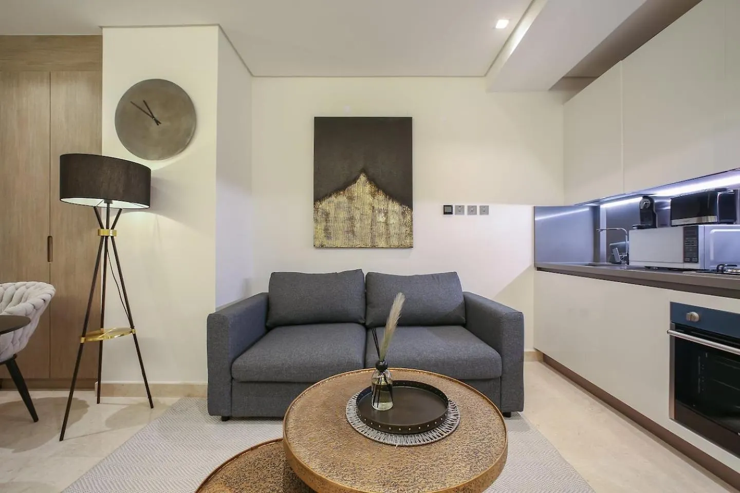 Apartment Voguish Studio! Walk To Burj Khalifasleeps 3! Dubai