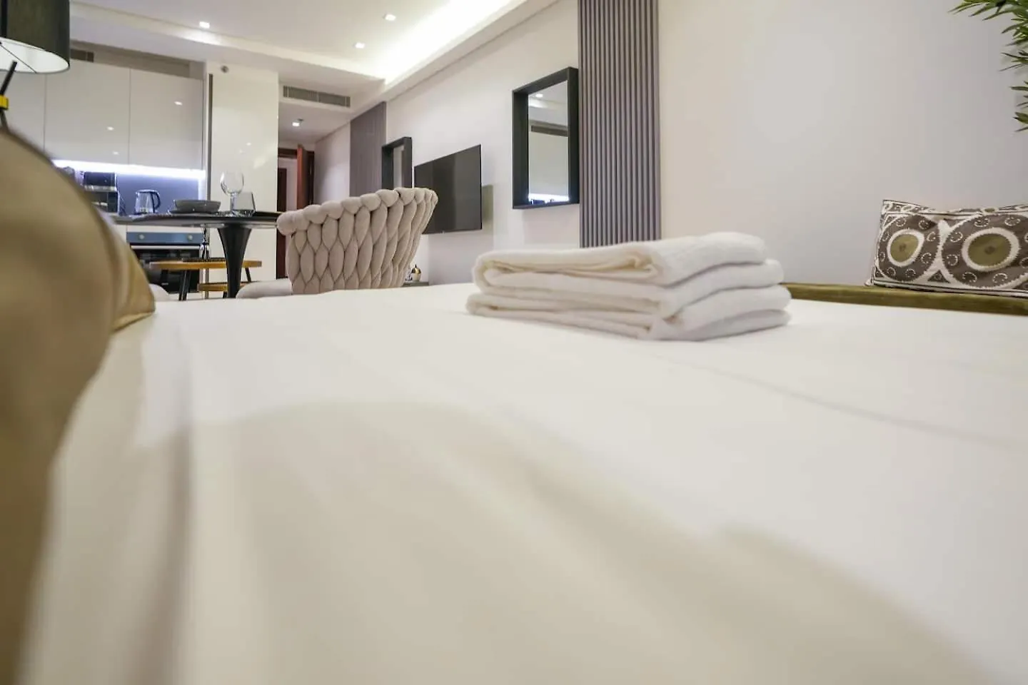 Voguish Studio! Walk To Burj Khalifasleeps 3! Dubai Apartment
