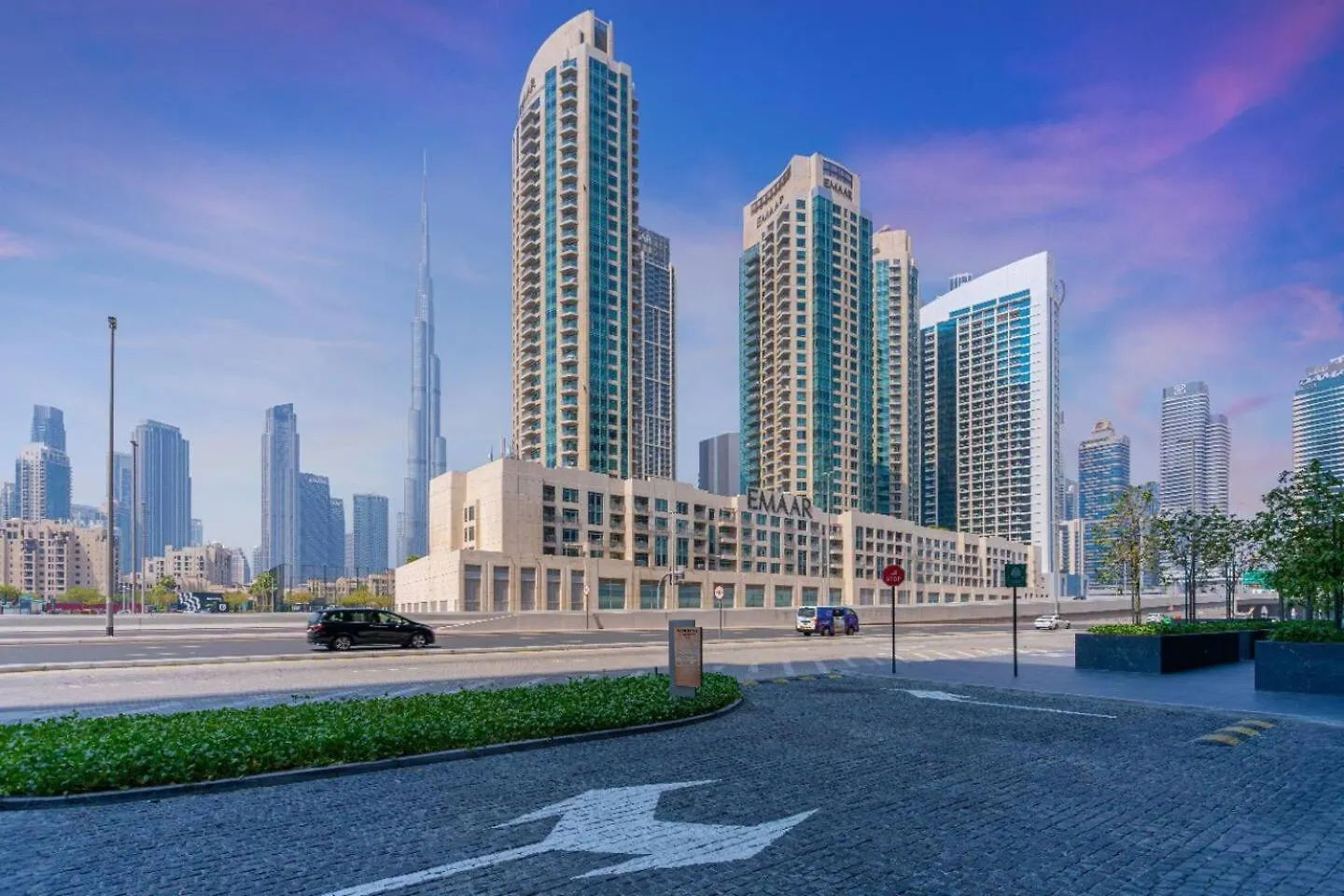 Voguish Studio! Walk To Burj Khalifasleeps 3! Dubai Apartment